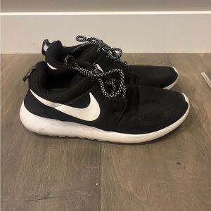 Nike Black & White Lightweight Trainers